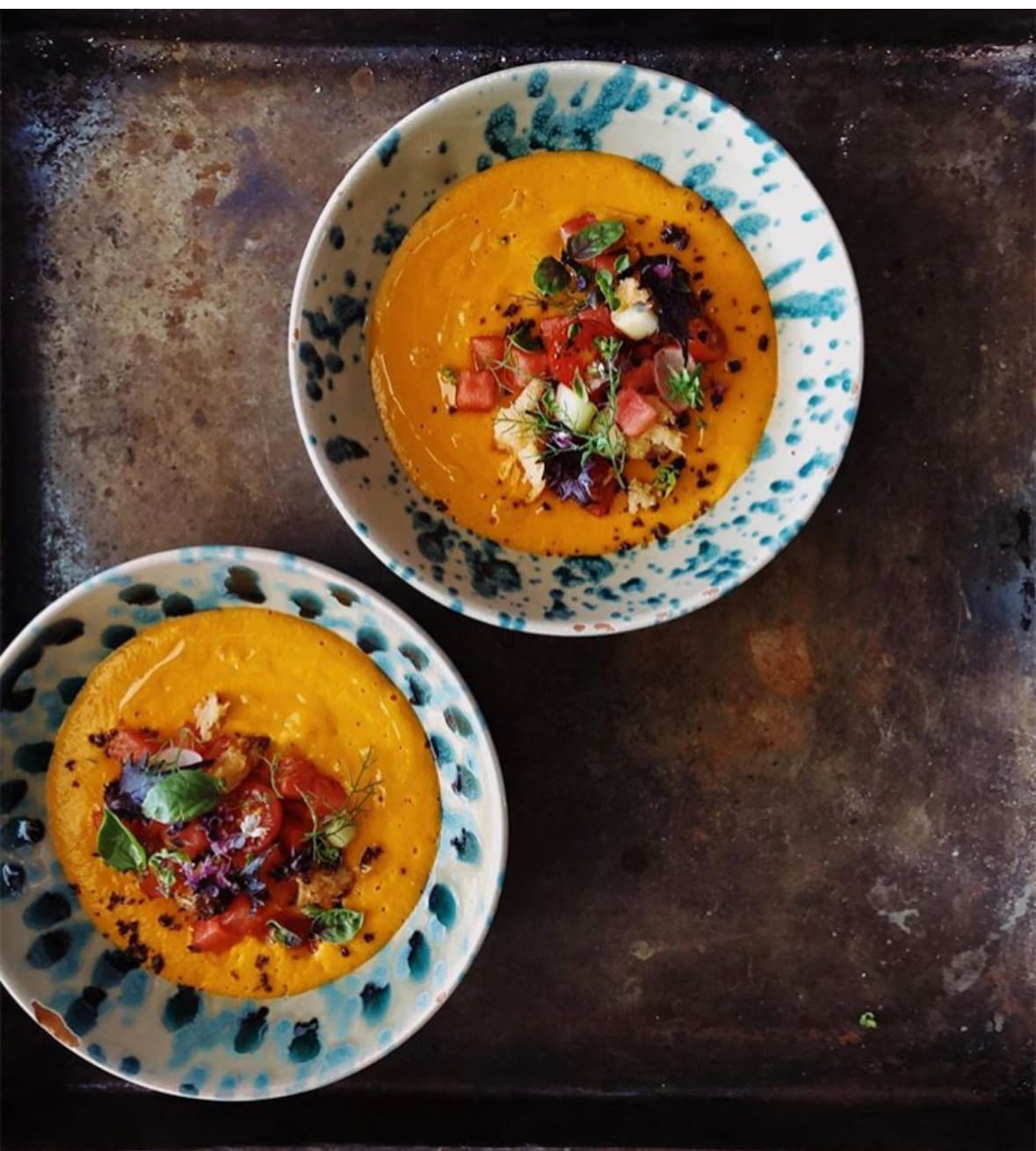 To skåle græskarsuppe med urter